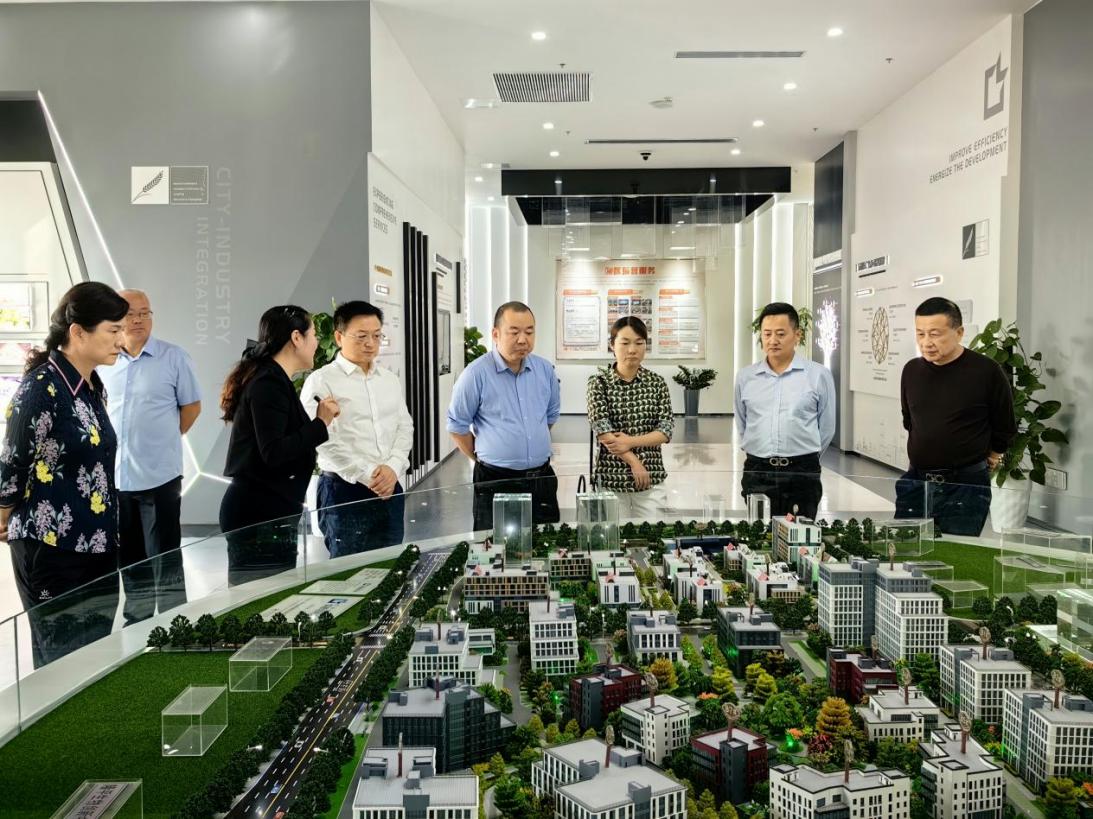 考察組參觀(guān)東湖高新中部創(chuàng )智天地展廳.jpg